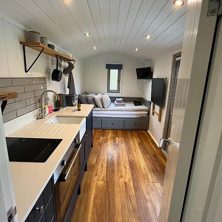 Luxury Shepherds Hut - The Moorhen By The Lake York Exterior photo