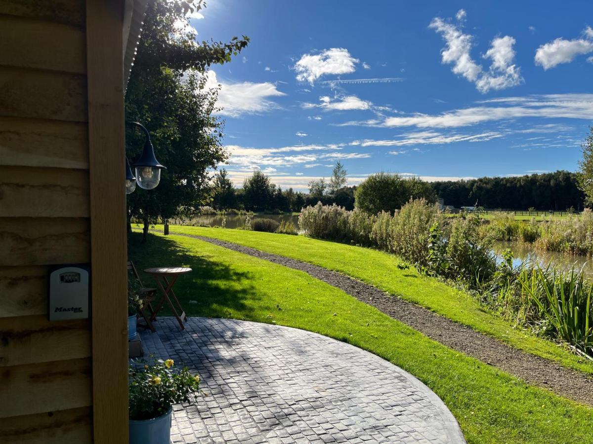 Luxury Shepherds Hut - The Moorhen By The Lake York Exterior photo