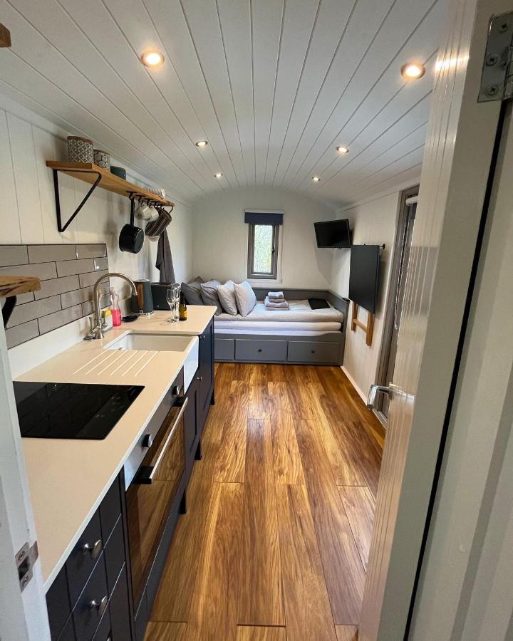 Luxury Shepherds Hut - The Moorhen By The Lake York Exterior photo