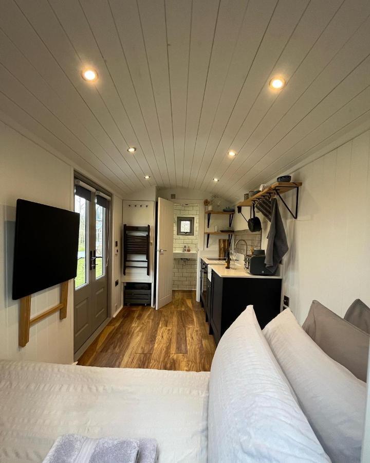 Luxury Shepherds Hut - The Moorhen By The Lake York Exterior photo