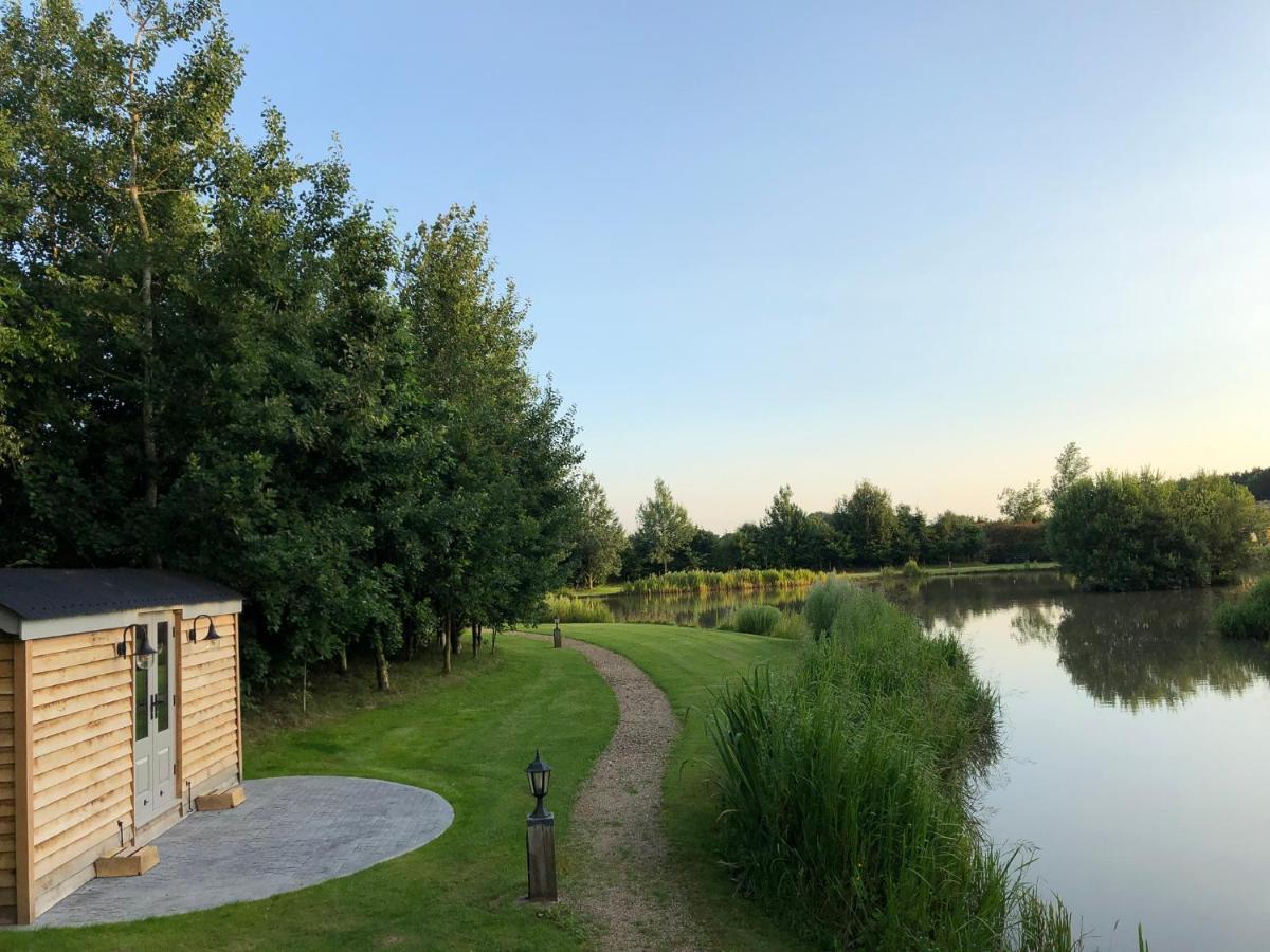 Luxury Shepherds Hut - The Moorhen By The Lake York Exterior photo