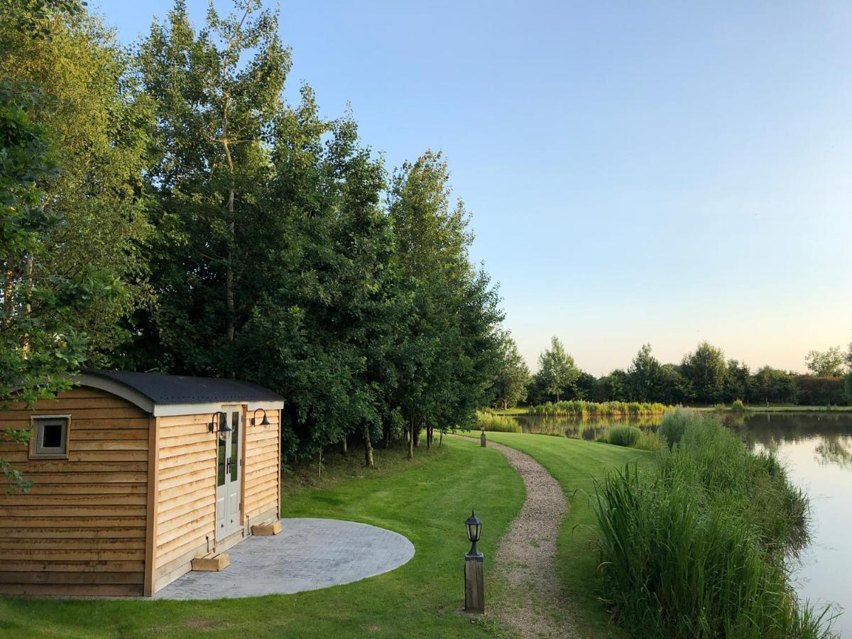 Luxury Shepherds Hut - The Moorhen By The Lake York Exterior photo