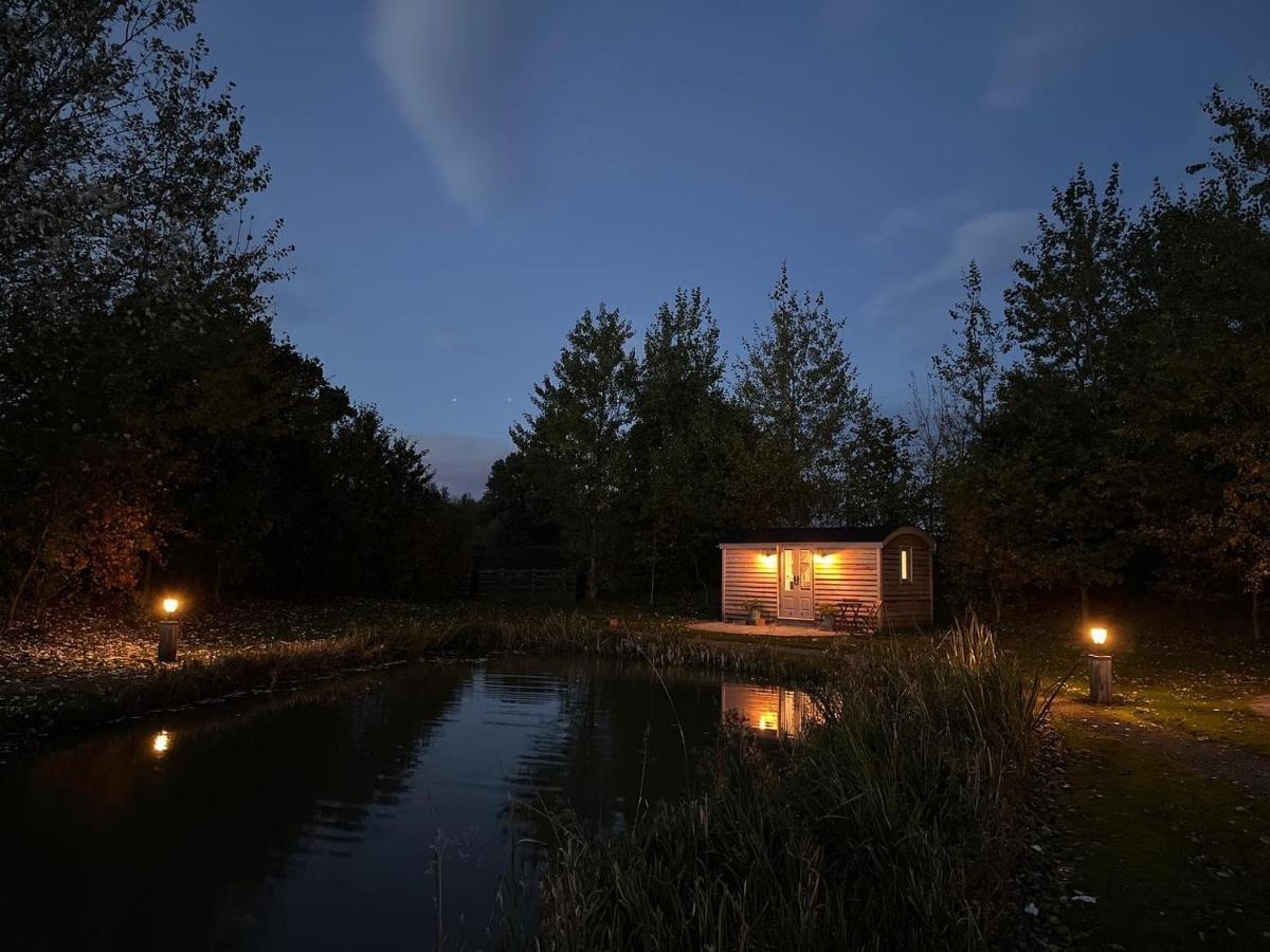 Luxury Shepherds Hut - The Moorhen By The Lake York Exterior photo