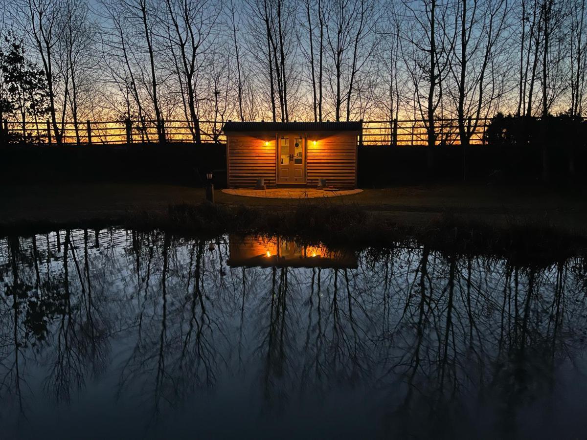 Luxury Shepherds Hut - The Moorhen By The Lake York Exterior photo