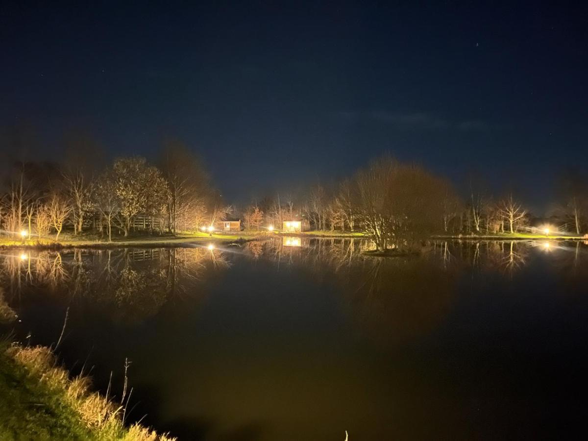 Luxury Shepherds Hut - The Moorhen By The Lake York Exterior photo
